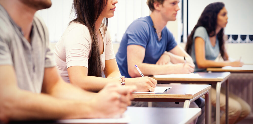 étudiants se renseignant sur les bts en alternance proposés par l'AFTEC Formation au cours d'un Temps d'informations